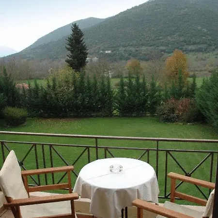 Hotel Aroanios 2*